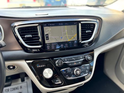 Used 2018 Chrysler Pacifica Touring-L image 15