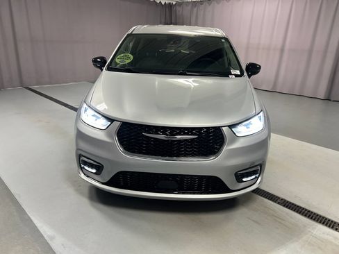 Used 2024 Chrysler Pacifica Touring-L FWD image 2