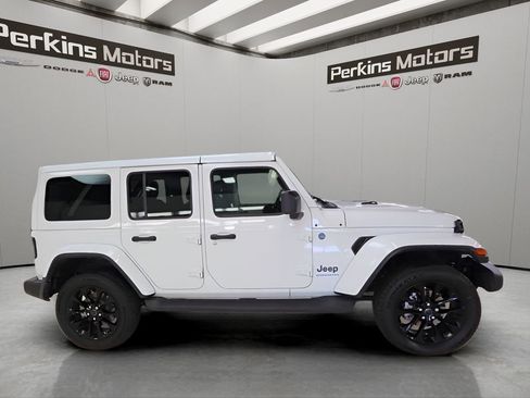 Used 2025 Jeep Wrangler Unlimited Sahara AWD/4WD image 6