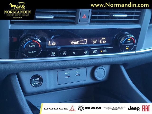 Used 2025 Nissan Rogue SV AWD/4WD image 11