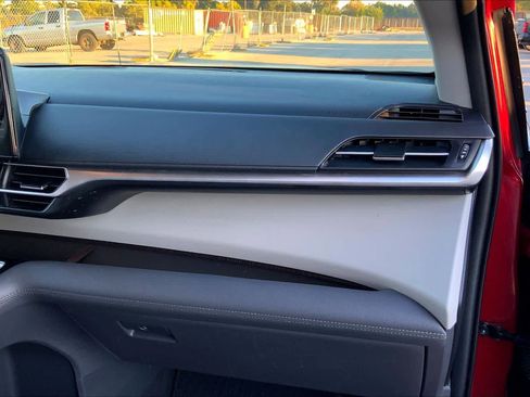 Used 2021 Toyota Sienna LE FWD image 18