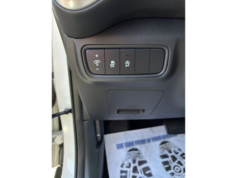 Used 2025 Kia Soul LX w/ LX Technology Package FWD image 23