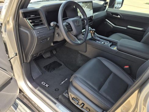 Used 2024 Lexus GX 550 w/ Accessory Package (31) AWD/4WD image 13