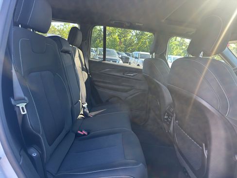 Used 2025 Jeep Grand Cherokee Laredo X RWD image 17