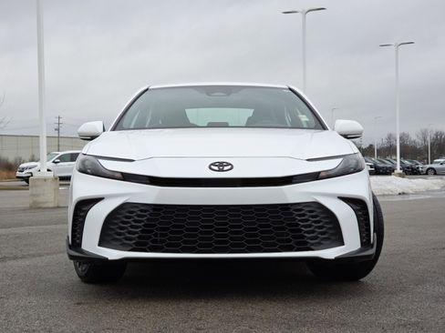 Used 2025 Toyota Camry SE w/ Convenience Package image 10