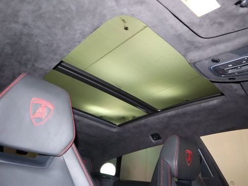 Used 2021 Lamborghini Urus image 19