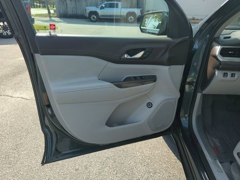 Used 2019 GMC Acadia SLT w/ LPO, Floor Liner Package FWD image 12