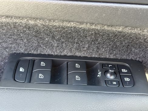 Certified 2024 Volvo XC40 B5 Plus w/ Protection Package Premier image 19