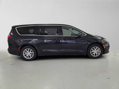 Used 2023 Chrysler Pacifica Touring-L FWD image 6