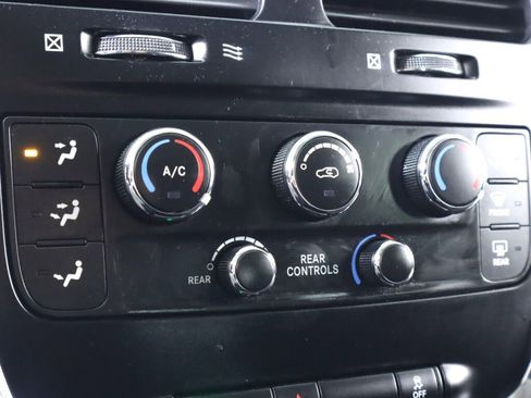 Used 2017 Dodge Grand Caravan SE image 18