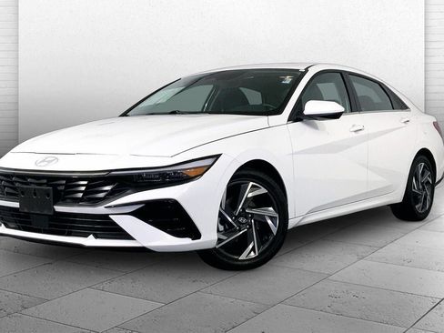 Used 2025 Hyundai Elantra SEL FWD image 15