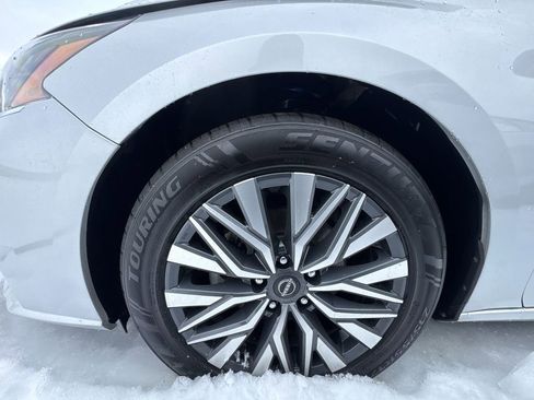 Used 2024 Nissan Altima 2.5 SV image 2