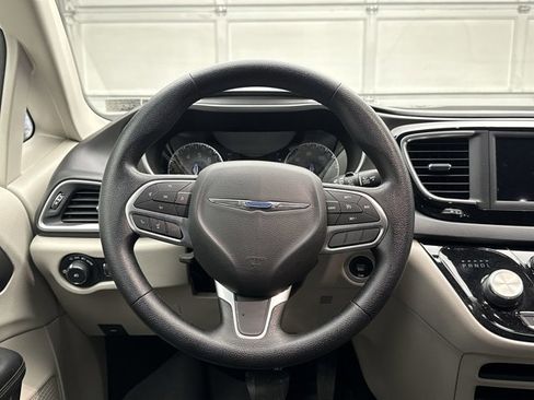 Used 2020 Chrysler Pacifica Touring image 12