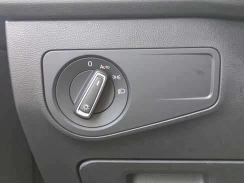 Used 2024 Volkswagen Tiguan SE image 13