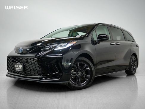 Used 2025 Toyota Sienna LE AWD/4WD image 1