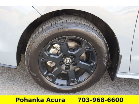 Used 2025 Toyota Sienna XLE Woodland Edition image 31