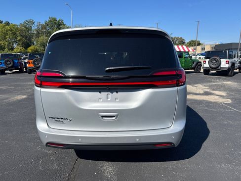 New 2026 Chrysler Pacifica Select w/ S Appearance Package image 4