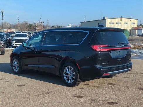 Used 2023 Chrysler Pacifica Touring-L image 5