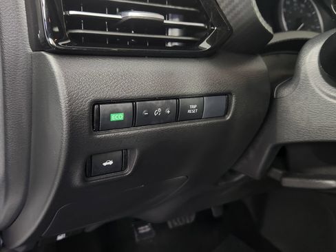 Certified 2025 Nissan Sentra SR FWD image 22