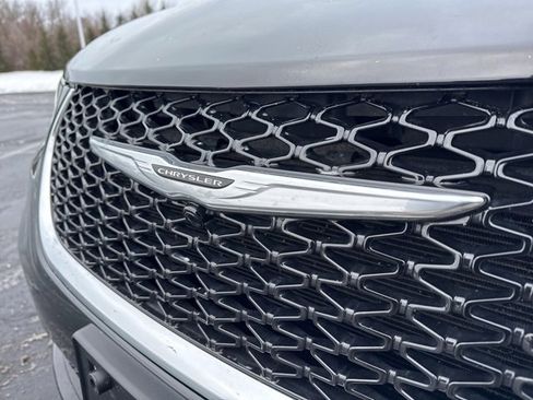 Used 2024 Chrysler Pacifica Select image 29