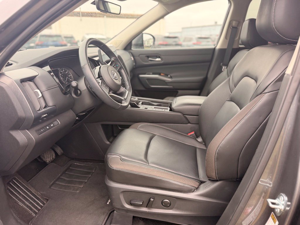 Certified 2025 Nissan Pathfinder SL w/ SL Premium Package FWD image 9