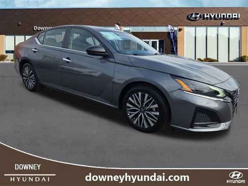 Used 2025 Nissan Altima 2.5 SV FWD image 7
