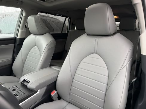 Used 2024 Toyota Highlander XLE image 9