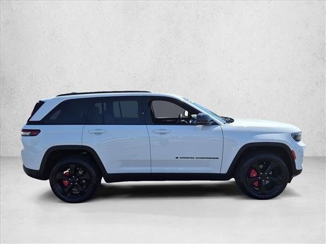 Used 2023 Jeep Grand Cherokee Altitude AWD/4WD image 9