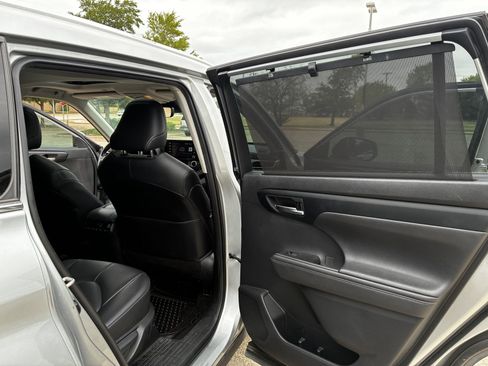 Used 2020 Toyota Highlander XLE FWD image 32