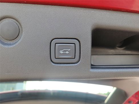 Used 2024 Chevrolet Equinox LT w/ LPO, Floor Liner Package FWD image 8