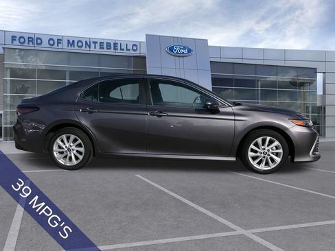 Used 2022 Toyota Camry LE w/ Carpet Mat Package (TMS) FWD image 2