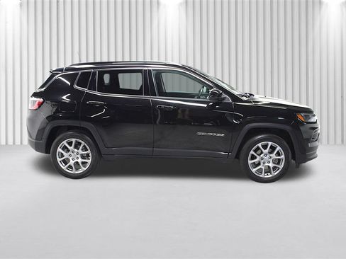 Certified 2022 Jeep Compass Latitude w/ Sun and Sound Group AWD/4WD image 2