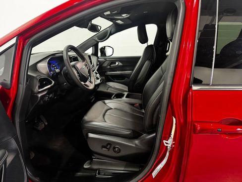 Used 2025 Chrysler Pacifica Select FWD image 11