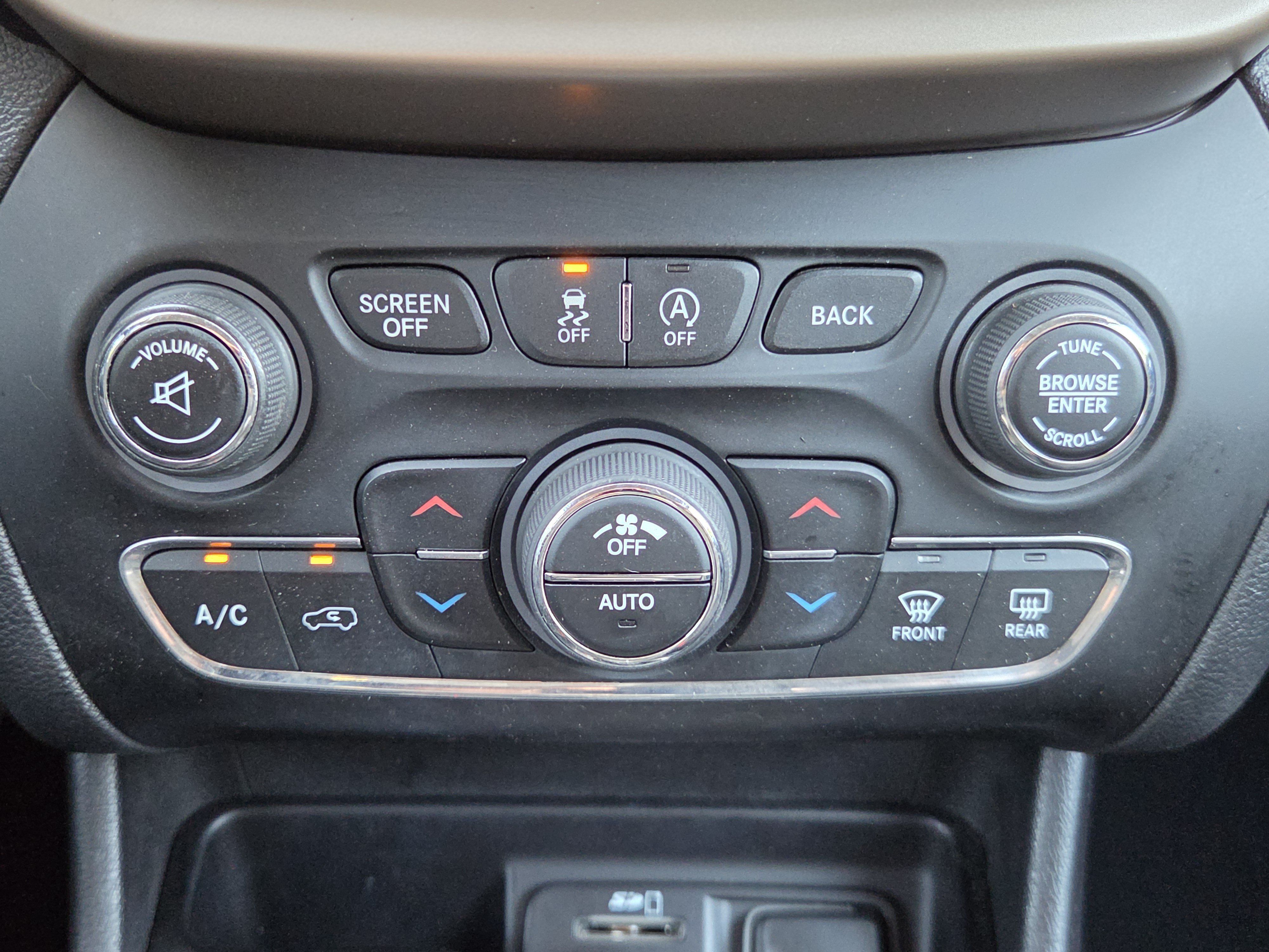 Used 2016 Jeep Cherokee Latitude w/ Comfort/Convenience Group AWD/4WD image 24