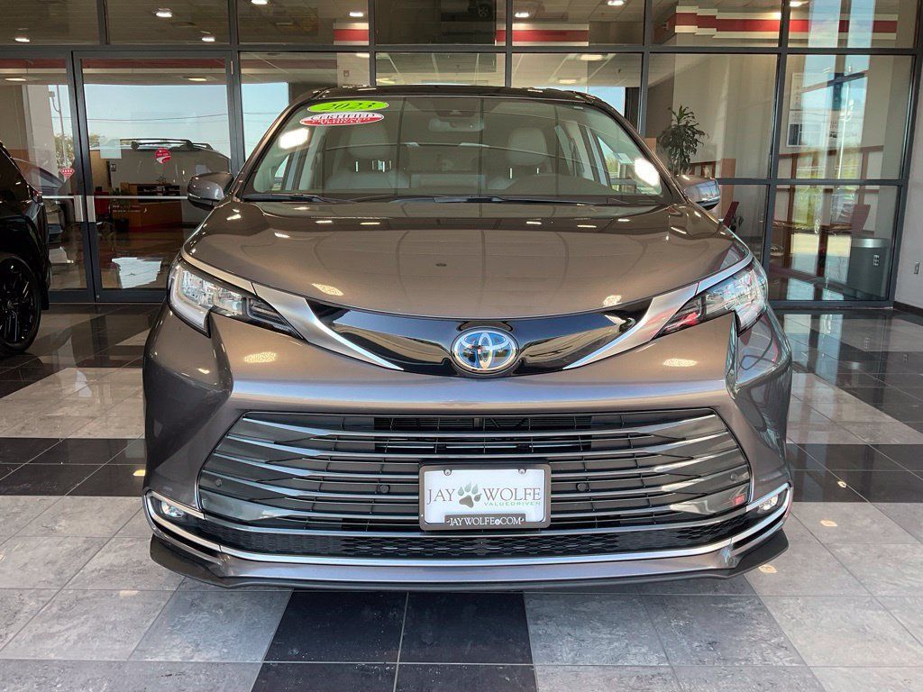 Certified 2023 Toyota Sienna Limited AWD/4WD image 2