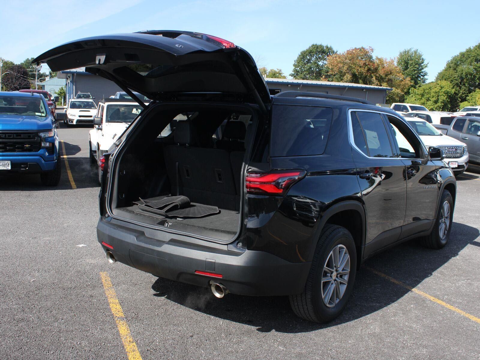 Used 2023 Chevrolet Traverse LT AWD/4WD image 7