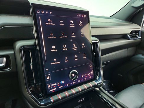 Used 2025 GMC Yukon XL AT4 AWD/4WD image 18