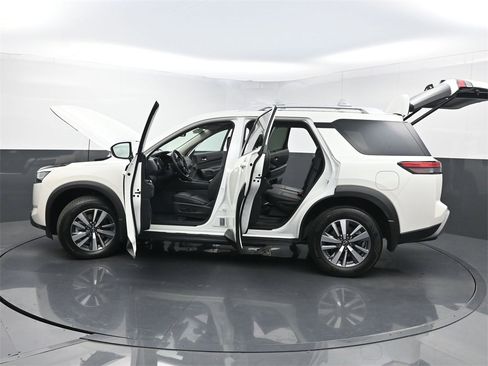 Used 2024 Nissan Pathfinder SL image 39