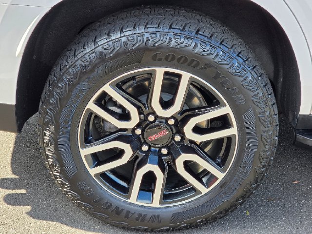 Used 2024 GMC Yukon AT4 AWD/4WD image 12