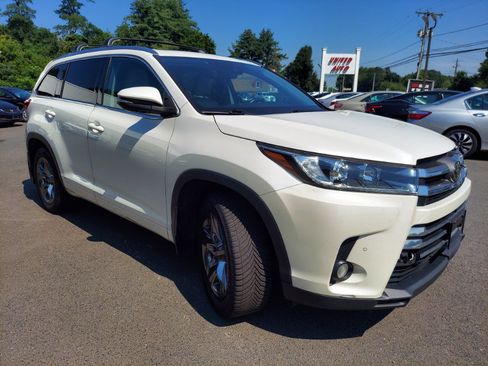 Used 2018 Toyota Highlander Limited Platinum AWD/4WD image 3