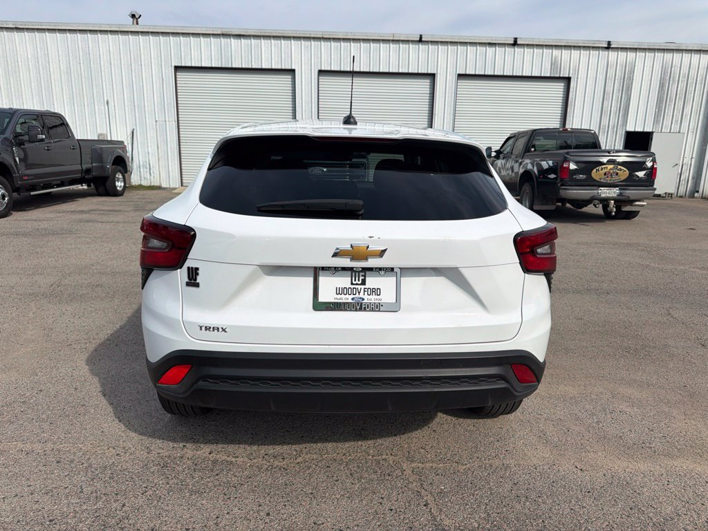 Used 2026 Chevrolet Trax LS FWD image 4