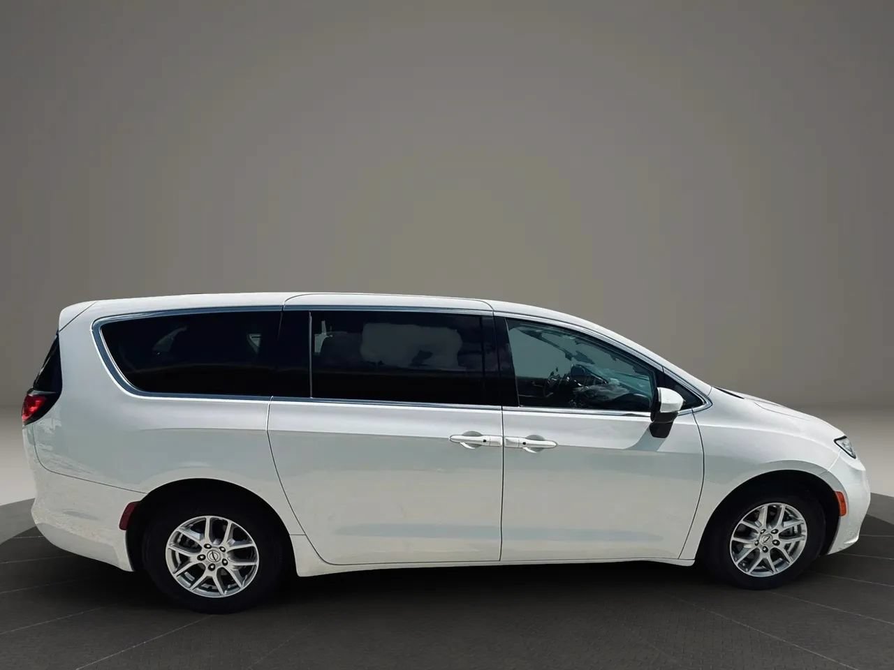Used 2023 Chrysler Pacifica Touring-L FWD image 6