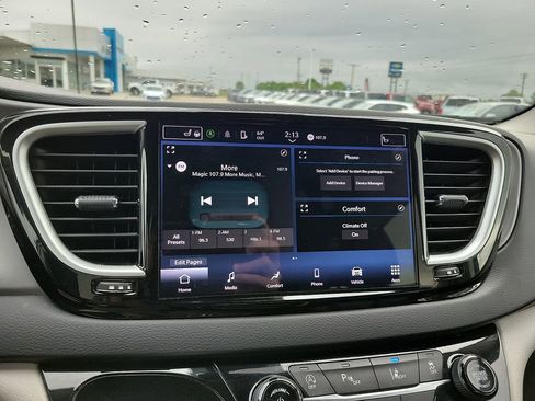 Used 2023 Chrysler Pacifica Touring-L FWD image 16