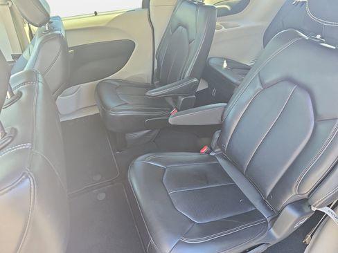 Used 2024 Chrysler Pacifica Touring-L image 14
