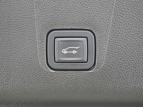 Used 2023 Chevrolet Traverse RS image 24