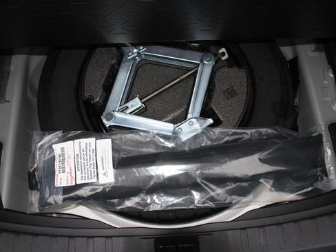 Used 2025 Toyota RAV4 XLE image 9