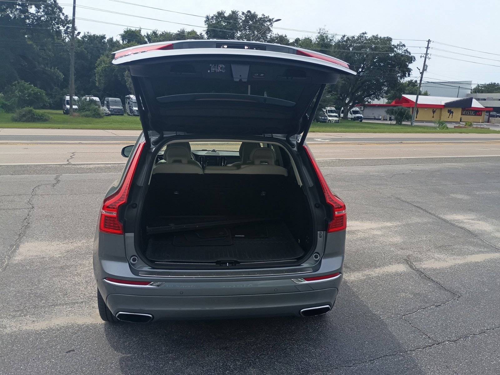 Used 2019 Volvo XC60 T8 Inscription w/ Advanced Package AWD/4WD image 4