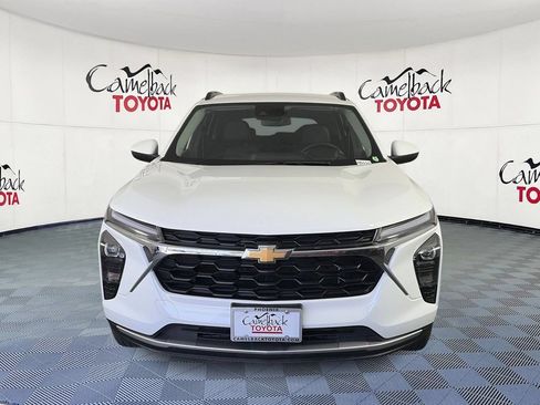 Used 2025 Chevrolet Trax LT w/ LT Convenience Package FWD image 3