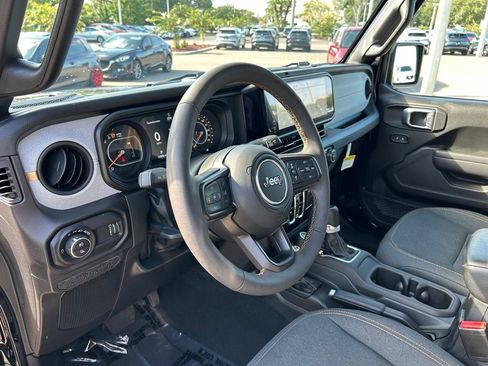 Used 2024 Jeep Gladiator Sport AWD/4WD image 16