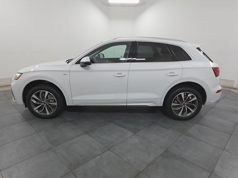 Used 2024 Audi Q5 2.0T Premium w/ Convenience Package image 2